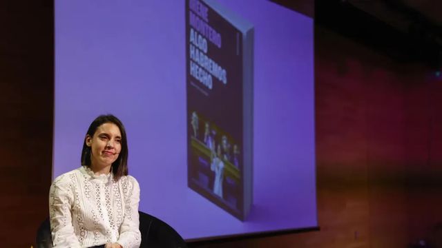 La blusa más pija (y clásica) de Irene Montero es la que ella combina con vaqueros rectos en otoño