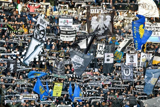 Tifosi Udinese assaltano treno con supporter Venezia