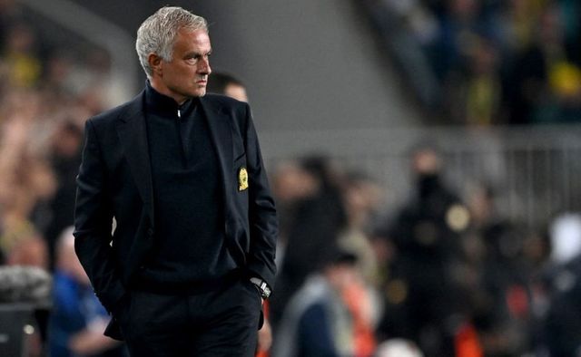 Jose Mourinho sent off as Fenerbahce hold Manchester United to draw