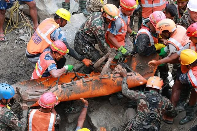 Doi muncitori au fost scoși în viață dintr-un tunel la nouă zile după viitura devastatoare din Nepal