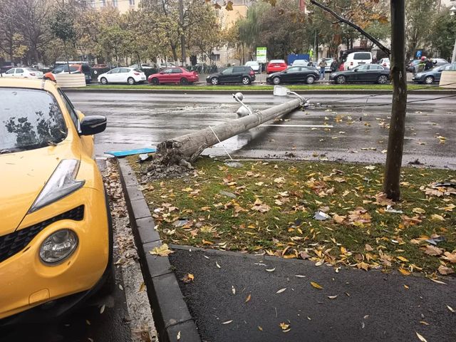 Stâlp de iluminat prăbușit pe un bulevard din București, după ce o șoferiță l-a lovit în plin cu mașina, iar apoi s-a răsturnat
