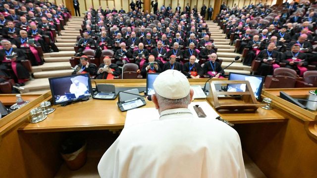 “Troppa frociaggine nei seminari”: la “battuta” di Papa Francesco e il no ai preti gay