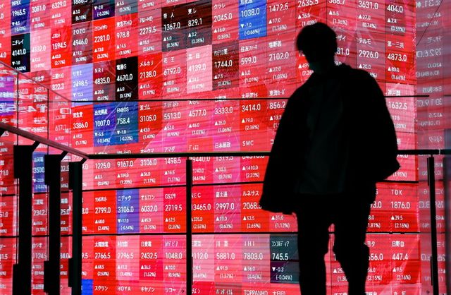 Borsa: Hong Kong negativa, a -0,97% in avvio