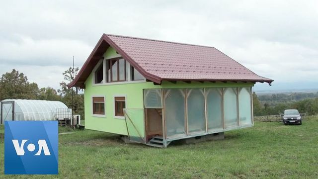 Un bosniac de 72 de ani a construit o casă rotativă, ca să-și mulțumească soția care voia priveliște diversificată