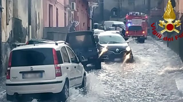 Maltempo nel Catanese, strade allagate e torrenti esondati