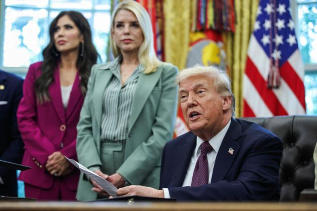 Dezvăluiri din cercul apropiat al lui Trump: nu-i ascultă pe consilieri, se enervează, improvizează