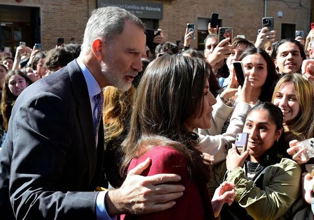 Fotos, vivas al Rey y sonrisas en la visita de Felipe VI a dos fallas en Valencia