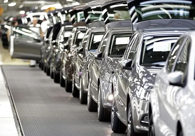 La transición al coche eléctrico lastra a las fábricas españolas
