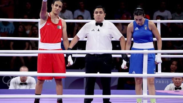 La boxeadora italiana Ángela Carin se retira de su pelea contra la argelina Imane Khelif