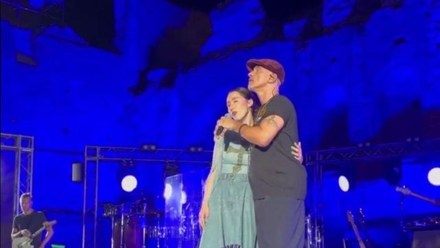 Eros Ramazzotti neononno canta con la figlia Aurora al teatro di Taormina