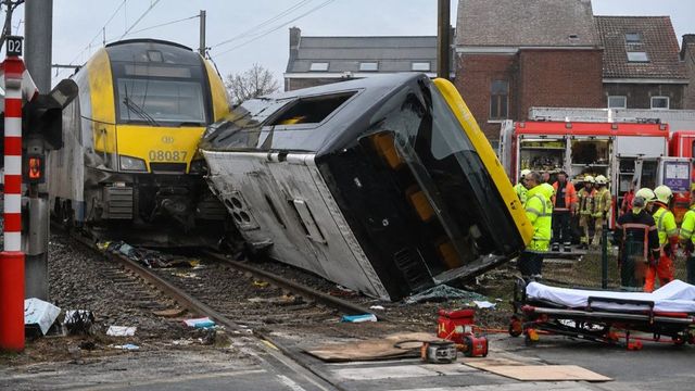 patru morți, inclusiv doi copii, după coliziunea dintre un microbuz școlar și un tren