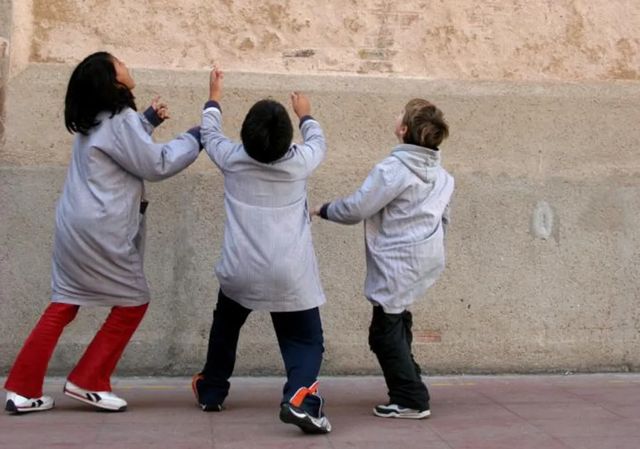 El Parlament blinda los patios del cole: los niños podrán seguir disfrutando del recreo