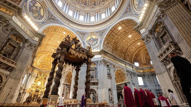 Entra a San Pietro e danneggia sei candelabri, bloccato