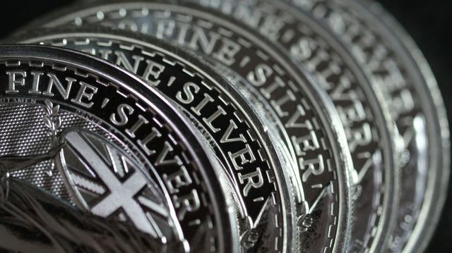 Stříbro pokoušelo hranici 80 dolarů za unci, silný růst ale zkorigovalo vybírání zisků