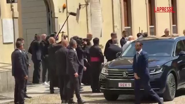 L'arcivescovo di Milano Mario Delpini arriva a Pavia per la visita di Papa Leone XIV