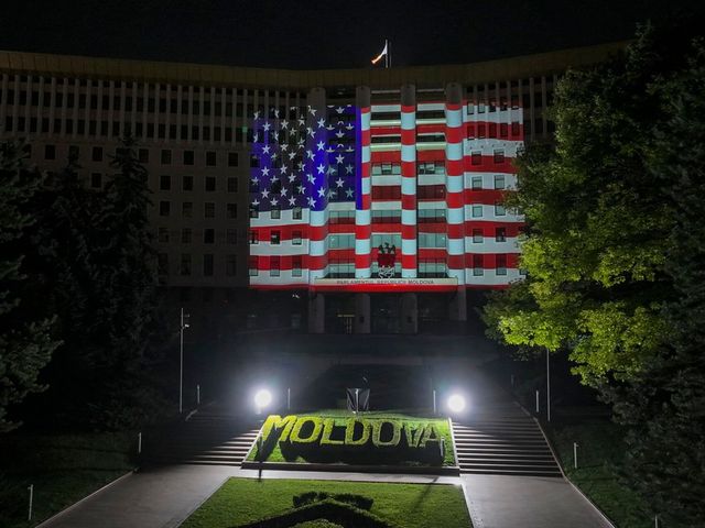 Parlamentul și Arcul de Triumf, iluminate în culorile drapelului SUA la 250 de ani de la adoptarea Declarației de Independență