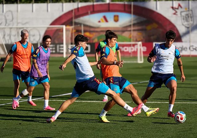 Los 9 becarios de la selección terminan su masterclass