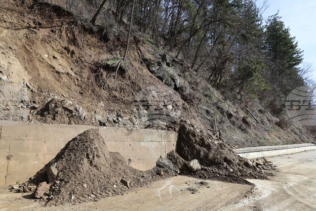 Временно е ограничено движението по пътя Ловеч – Угърчин в участъка Орляне – Угърчин поради свличане на земна маса