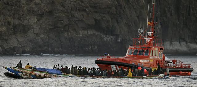 Al menos 9 muertos en el naufragio de un cayuco rescatado por Salvamento Marítimo frente a El Hierro