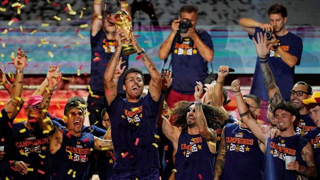 Fiestón en Cibeles con los héroes: “Viva España y viva el Rey”