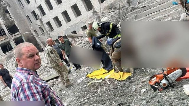 Morți și răniți după ce rușii au bombardat o școală și un spital din Ucraina. Oamenii n-au reușit să se ascundă