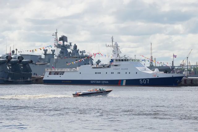 Ucrainenii au lovit cu drone kamikaze o navă de patrulare rusă și o platformă petrolieră în Marea Caspică