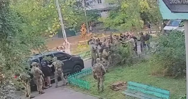 Videón, ahogy a két ukrán titkosszolgálat emberei tüzet nyitnak egymásra Kijev belvárosában