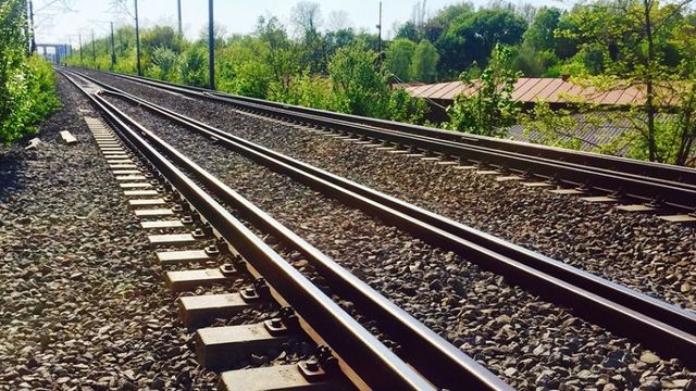 Doi minori au fost reținuți după ce ar fi pus osii în calea unui tren în care se aflau 30 de persoane