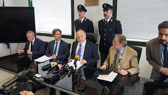 Poliziotti infedeli vendevano dati su calciatori e cantanti ad agenzie private, 30 misure cautelari