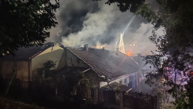 Un incendiu a izbucnit la o pensiune din campusul studențesc Hașdeu, Cluj-Napoca, extinzându-se la două case