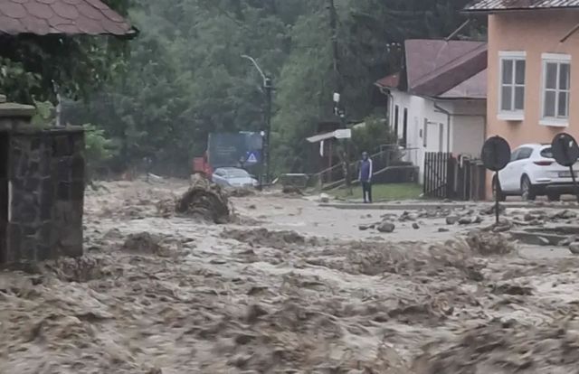 Viituri devastatoare în Bușteni după furtunile violente care au măturat Valea Prahovei