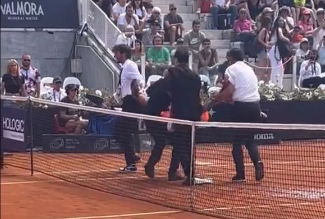 Meciul Soranei Cîrstea cu Madison Keys de la Roma, întrerupt după ce doi protestatari au intrat pe teren