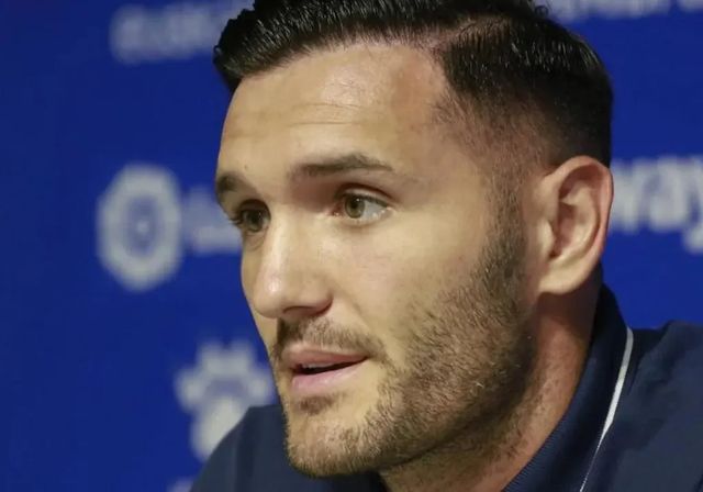 La hermana de Lucas Pérez niega la versión del futbolista: «Es mentira, sus abuelos le comieron la cabeza»