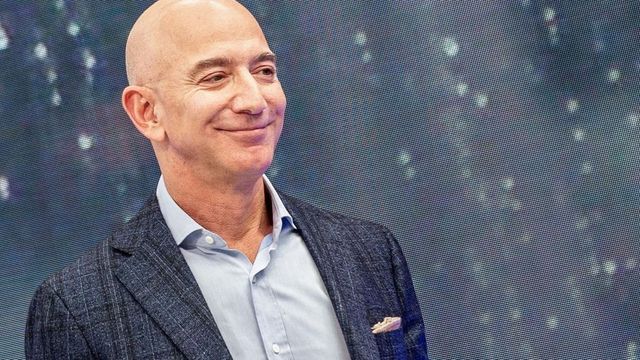 Jeff Bezos lansează o rețea de 5.408 sateliți pentru comunicații și centre de date