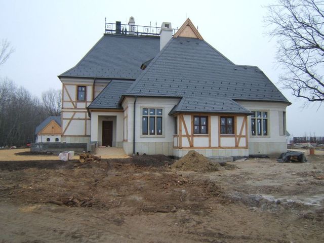 Több száz vécékefét borított Lázár János batidai kastélya elé Fekete-Győr András és Lőcsei Lajos