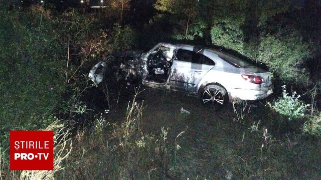 Un adolescent de 17 ani a murit după ce a intrat cu mașina într-un stâlp, iar alți doi pasageri au fost răniți
