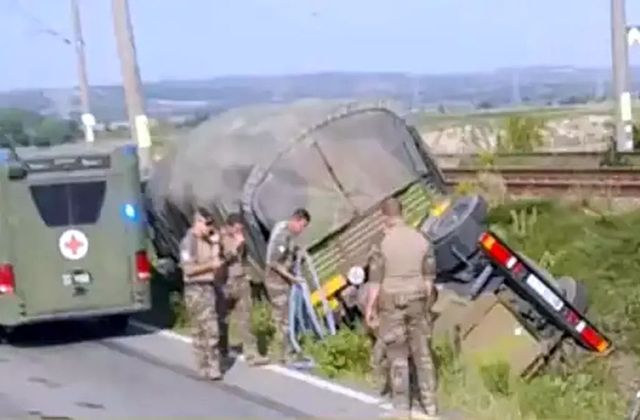 Convoi militar NATO, răsturnat în șanț la Bacău | Militarii francezi au intervenit