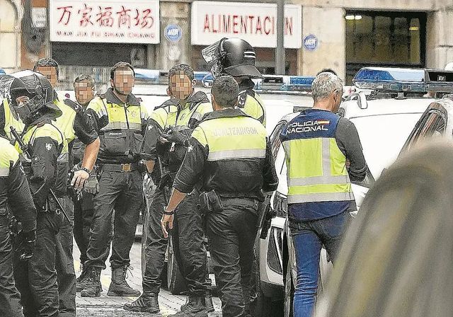 Desmantelan una trama vasca de asesorías que regularizaban a inmigrantes con padrones falsos