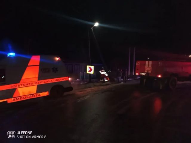 Salvatorii au tractat ambulanțe și autocamioane blocate din cauza ghețușului