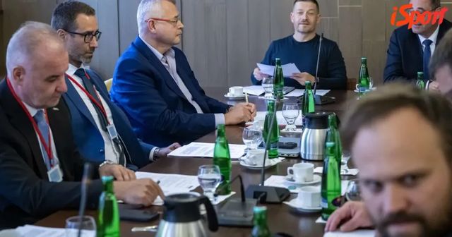 Použití pyrotechniky na stadionech by mohlo nově být trestným činem, říká ministr Šťastný