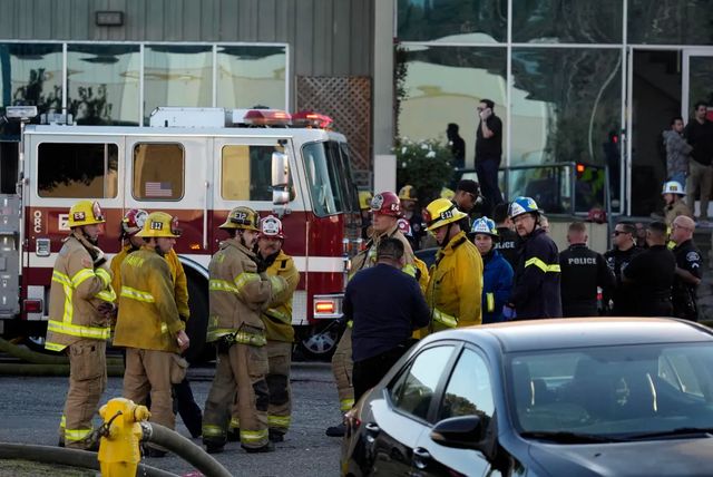 Doua persoane au MURIT si alte 18 au fost ranite dupa ce un avion de mici dimensiuni s-a prabusit pe o cladire, in California