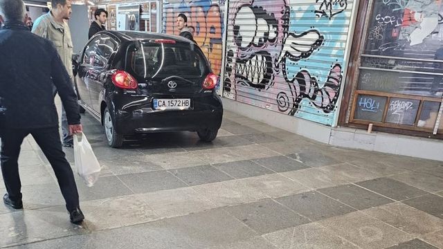 Необезопасена кола без шофьор е влязла в подлеза на столичния Орлов мост, няма пострадали