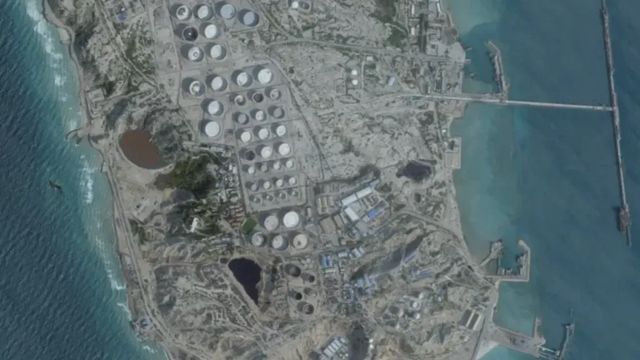 Trump susține că insula Kharg din Iran este „făcută praf” și publică un videoclip cu explozii generat de AI