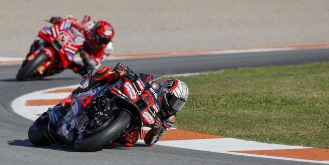 MotoGp, a Valencia pole position a Bezzecchi su Alex Marquez