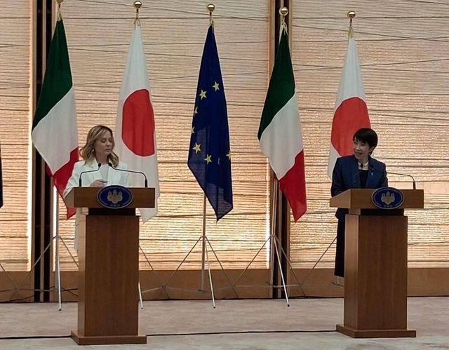 Meloni-Takaichi, regalo e selfie in stile manga