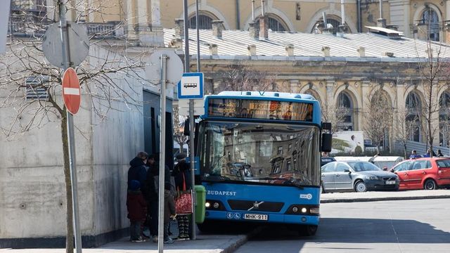 Busszal ütközött egy autó Kispesten, három gyerek is megsérült