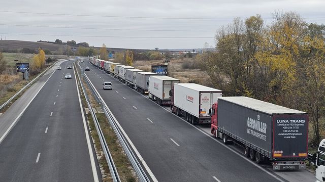 Трафикът е интензивен на изход за товарни автомобили на ”Капитан Андреево”