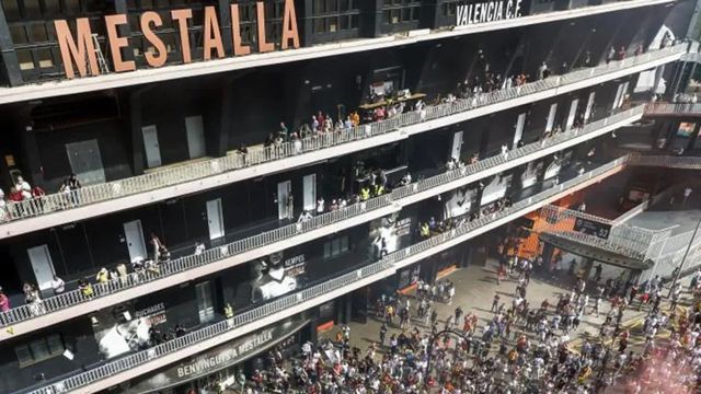 Cárcel o miles de dólares: las penas a las que enfrentan los aficionados del Valencia retenidos en Singapur por protestar contra Peter Lim