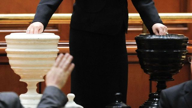 Opoziția a depus la Senat trei moțiuni simple