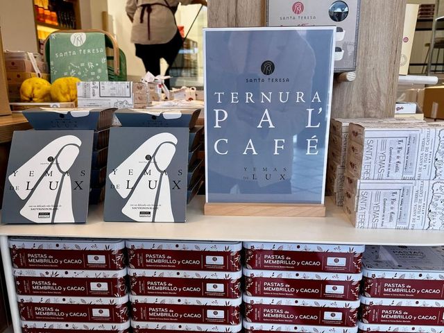 Una empresa se apunta al fenómeno Rosalía para publicitar las yemas de Santa Teresa